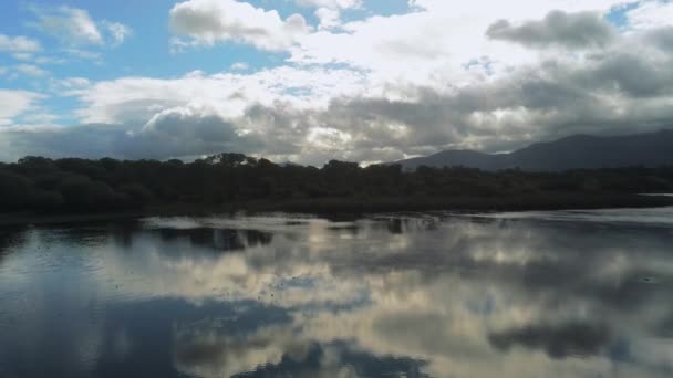 Deep flight över en vacker sjö i Irland — Stockvideo