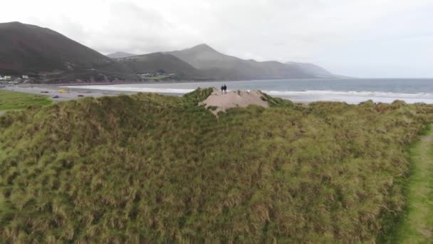 Vol des dunes vers l'océan — Video