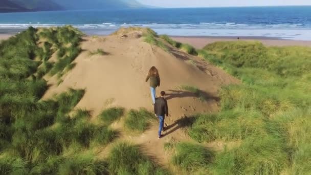 Vista aérea sobre as incríveis dunas de areia da costa oeste da Irlanda — Vídeo de Stock