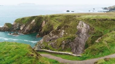 Şaşırtıcı uçuş üzerinde kaba sahil, Dunquin iskele İrlanda