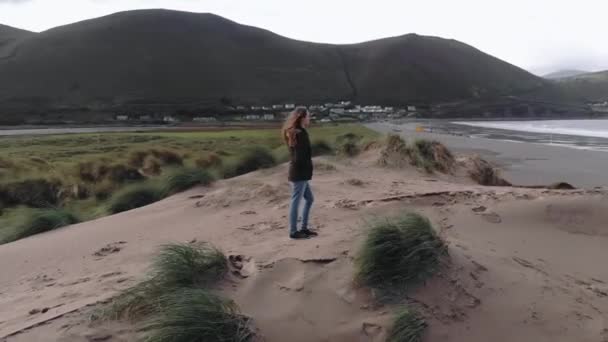 Drohnenflug um ein Mädchen mit Blick über den Atlantik — Stockvideo