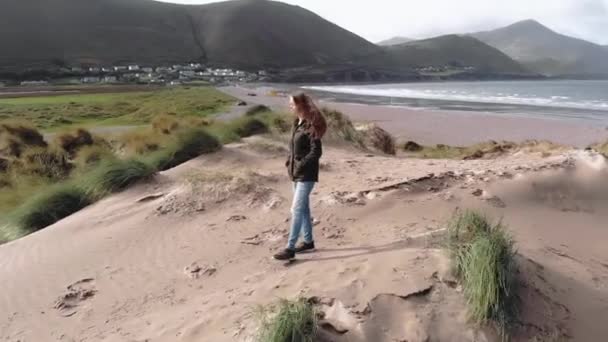 Paseo por las dunas de arena en la costa irlandesa — Vídeos de Stock