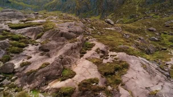 Ung flicka sitter ensam i klippiga bergen av Dinglehalvön — Stockvideo