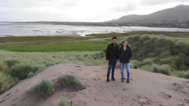 İrlanda Sahil şeridi, Genç bir çift etrafında uçuş