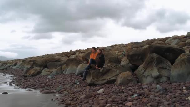 Kamienistej plaży na zachodnim wybrzeżu Irlandii — Wideo stockowe
