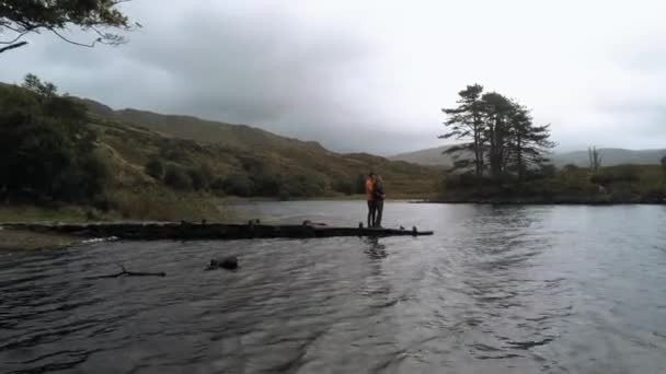 Pareja enamorada en un hermoso lago — Vídeo de stock