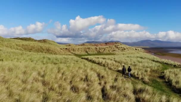 Maak een wandeling door de prachtige natuur van Ierland — Stockvideo