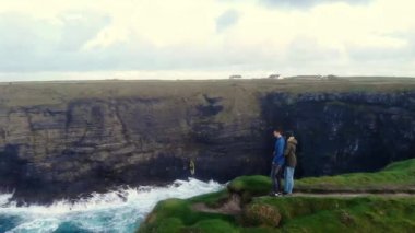 Uçuş bir uçurumun kenarında birkaç ayakta çevresinde