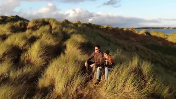 Vuelo alrededor de una joven pareja al atardecer — Vídeos de Stock