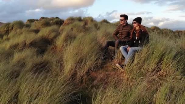 Young couple in love sitting on the grass — Stock Video