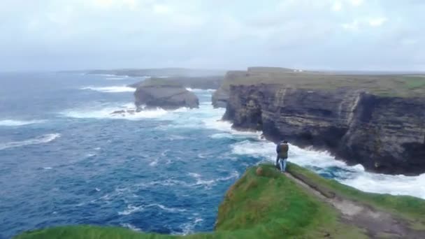 Vuelo alrededor de una joven pareja en la costa oeste de Irlanda — Vídeo de stock