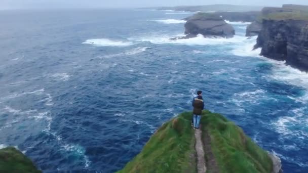 Полет вокруг скал западного побережья Ирландии — стоковое видео