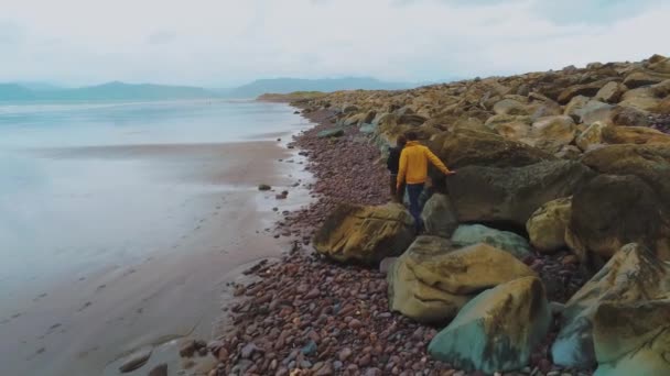 İrlandalı Batı Sahili çakıllı kumsalda üzerinde yürümek — Stok video