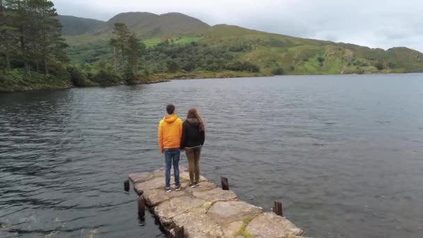 Όμορφη λίμνη στο Νπεάρα χερσόνησο στην Ιρλανδία — Αρχείο Βίντεο