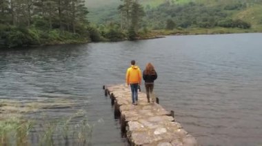 İrlanda Gleninchaquin Park'ta güzel bir gölde bir iskele üzerinde yürüme