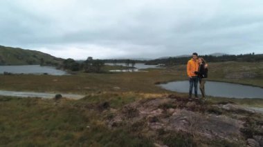 Genç çift şaşırtıcı İrlandalı manzara keyfini çıkarın.
