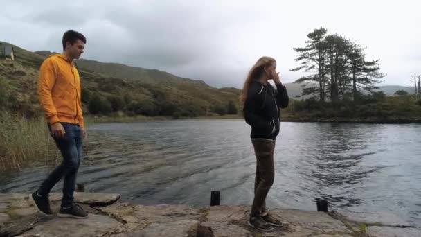 Joven abraza a su novia en un lago romántico — Vídeos de Stock