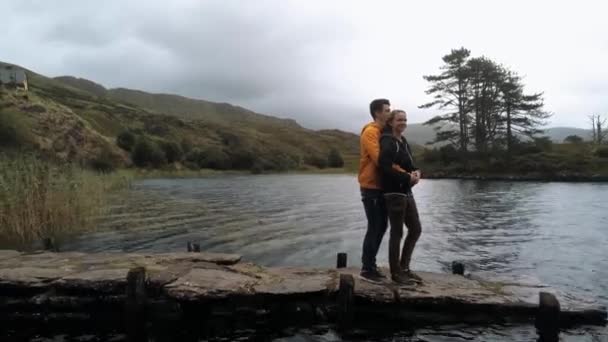 Vuelo de una pareja enamorada por un lago romántico — Vídeo de stock