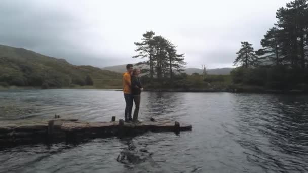 Mladý pár se těší mlčení na krásné jezero — Stock video