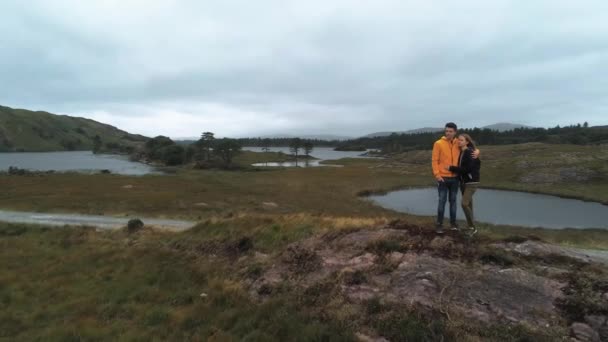 Jong koppel genieten van het geweldige Ierse landschap — Stockvideo