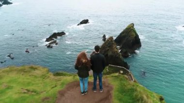 Bir çift arıyorsunuz Dingle Yarımadası üzerinde Dunquin iskelede üzerinde uçuş