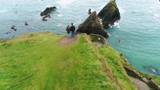 Mladý pár, stojí na vrcholu Dunquin Pier v Irsku — Stock video