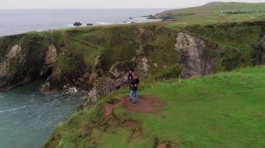 Genç çift Dunquin Pier İrlanda üstünde duruyor