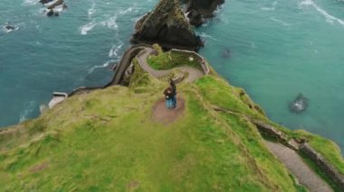 Genç çift Dunquin Pier İrlanda üstünde duruyor