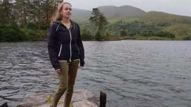 Genç kadın güzel bir göle inanılmaz sahne tarafından boğulmuş