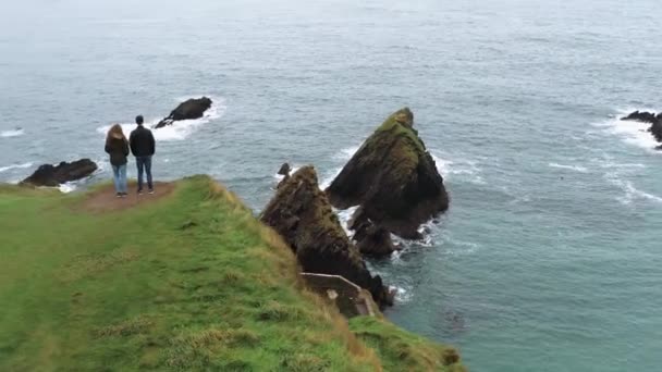 在爱尔兰西海岸的 Dunquin 码头附近的一对夫妇的飞行 — 图库视频影像