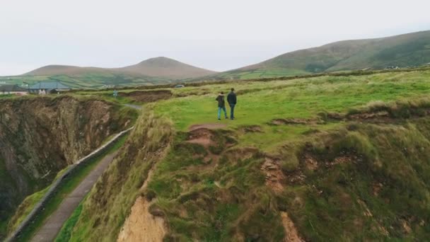 Couple se promène le long du littoral de la péninsule de Dingle — Video