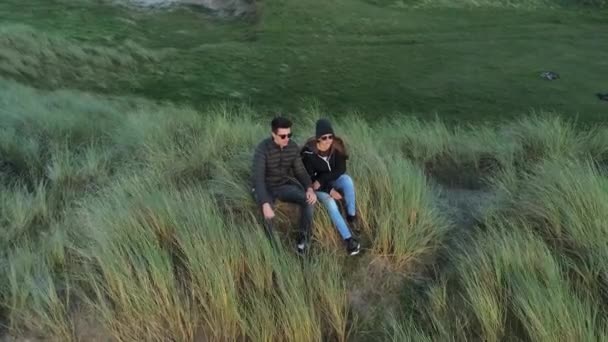 愛のカップルはアイルランドの海岸で素敵な夜をお楽しみください。 — ストック動画