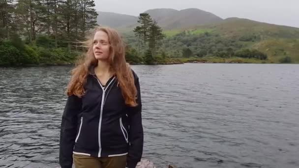 Menina bonita gosta da bela natureza da Irlanda em Beara — Vídeo de Stock