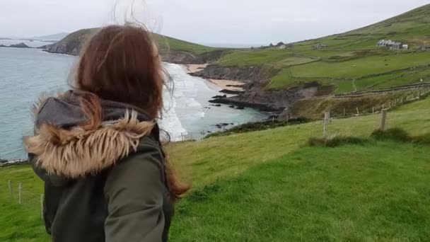Ładna dziewczyna przeciągnie jej chłopak wzdłuż pięknej zachodnim wybrzeżu z Irlandii ujęcia Pov — Wideo stockowe