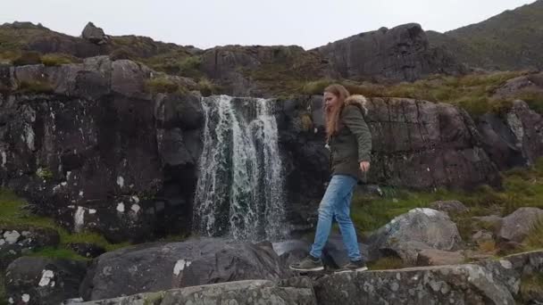 Jolie fille marche le long d'une cascade dans la nature de l'Irlande — Video