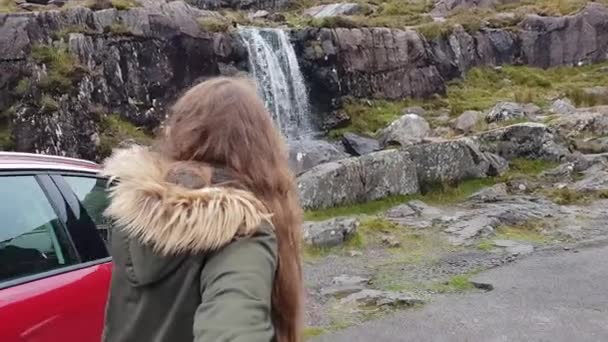 Jeune fille conduit son petit ami à une cascade - POV shot — Video