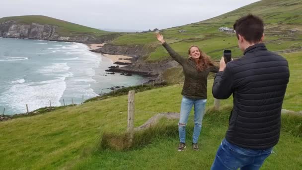 Tirar fotos na costa oeste da Irlanda — Vídeo de Stock