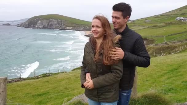 Ungt par i kärlek åtnjuter den underbara naturen i Dingle halvön — Stockvideo