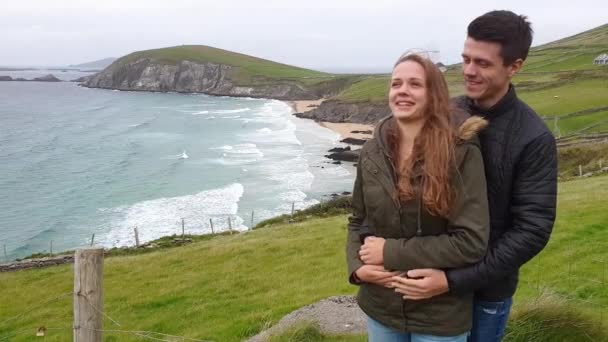 Jovem casal apaixonado em uma viagem de férias na costa oeste da Irlanda — Vídeo de Stock