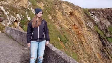 Genç kadın İrlandalı west coast çarpıcı sahne tarafından etkilendim