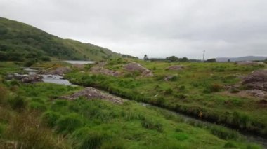 Güzel Gleninchaquin Park İrlanda ile iki arkadaş yürüyüş