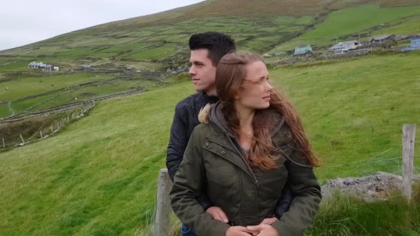 Jonge vrouw verliefd wordt omarmd door haar vriend — Stockvideo