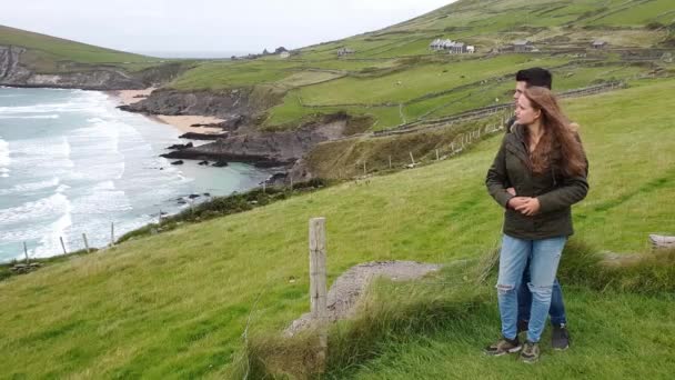 Молодой человек обнимает свою девушку во время поездки в Ирландию — стоковое видео