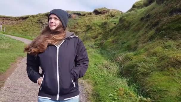 Menina bonita gosta de caminhar através do cenário incrível da Irlanda — Vídeo de Stock