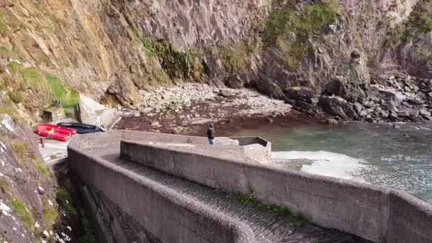 Den berömda böjande sökvägen till Dunquin pir på Dinglehalvön — Stockvideo