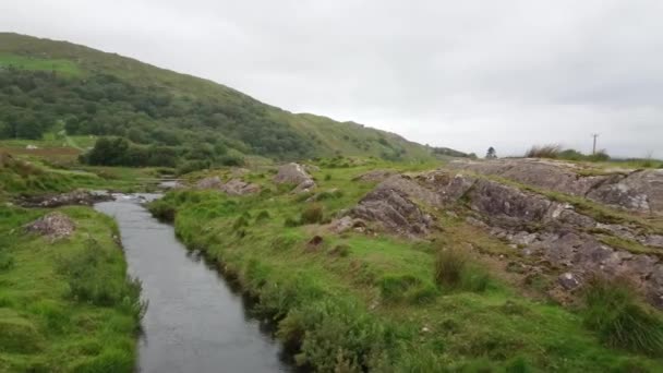 Mooie creek op Gleninchaquin Park in Ierland — Stockvideo