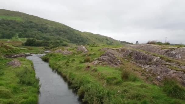 アイルランドの Gleninchaquin 公園で美しいクリーク — ストック動画