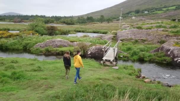 Two friends walk through the amazing landscape at Beara peninsula — Stock Video