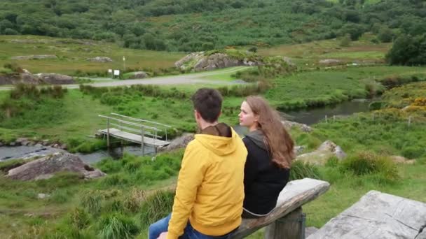 Twee vrienden genieten van het prachtige landschap in Ierland - Beara schiereiland — Stockvideo