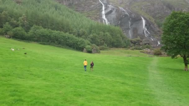 Dois amigos a caminho das famosas Cachoeiras Gleninchaquin em um dia chuvoso — Vídeo de Stock